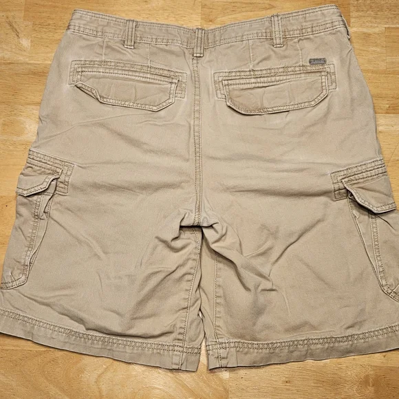 IZOD Men's Khaki Cargo Shorts, Size 32 - Picture 2 of 8